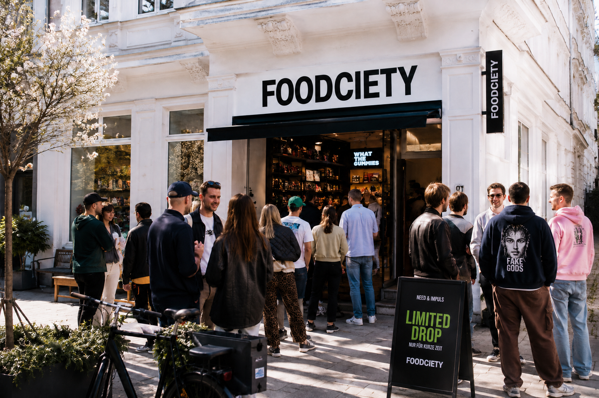 FOODCIETY Kiosk mit Warteschlange vor dem Laden