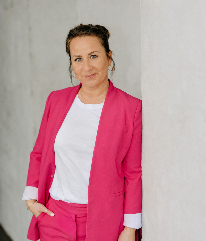 Sabrina im pinken Anzug